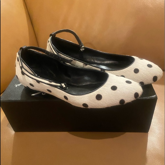 Alice & Olivia polka dot calf hair ballet flats with ankle strap. Size 8 1/2 - Picture 3 of 11